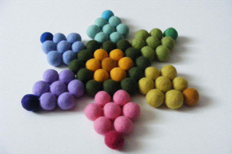 alcune palline di feltro colorate